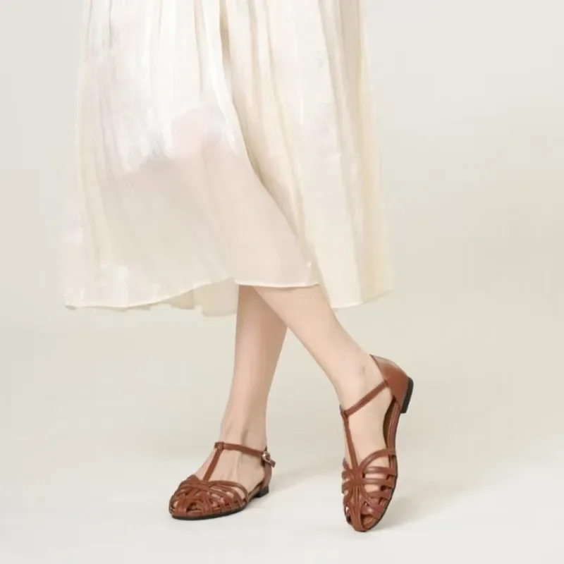 

Ретро тканые полые сандалии Baotou на плоской подошве, лето 2024, новые дышащие и удобные сандалии с пряжкой для женщин