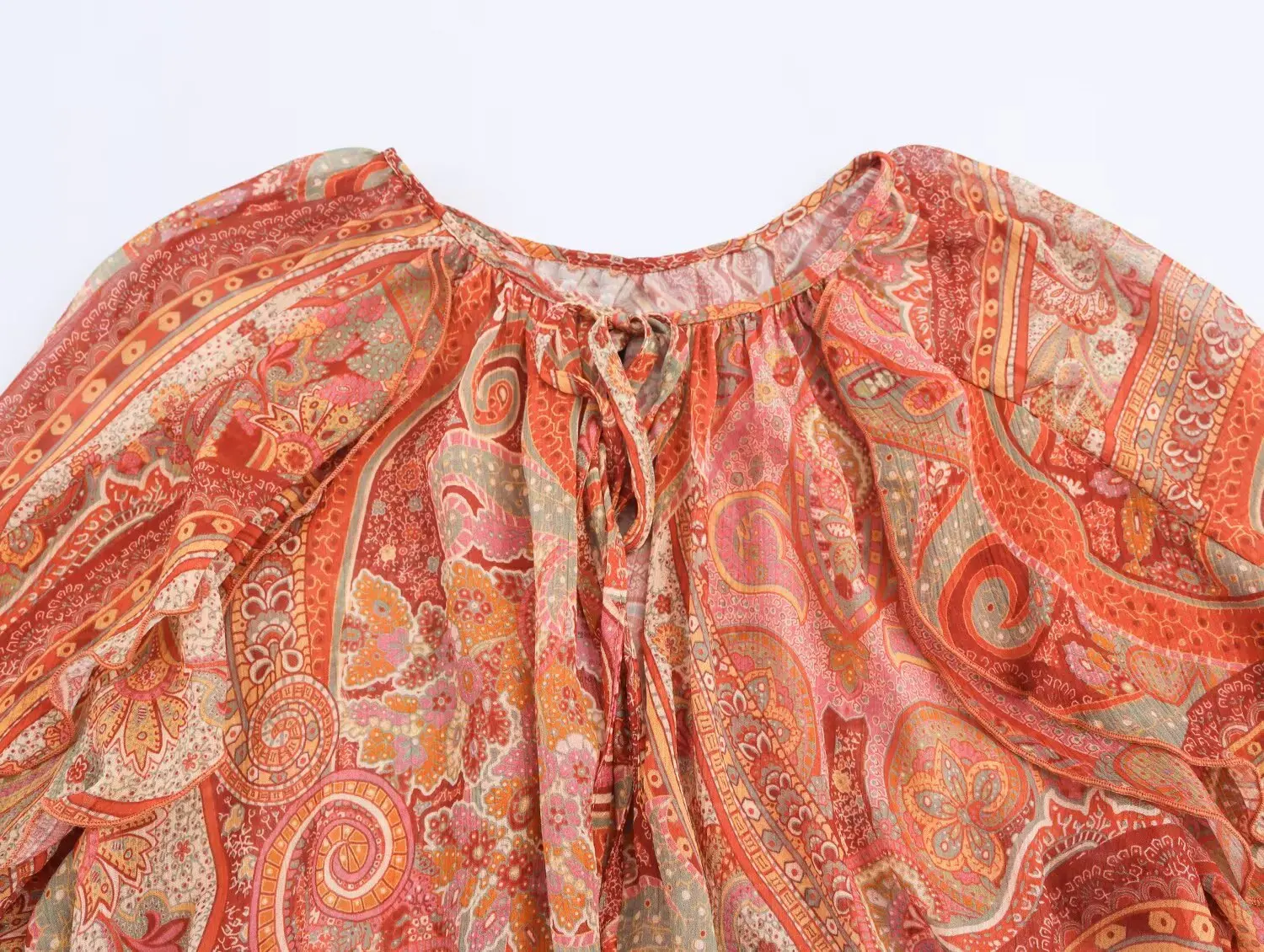 เสื้อเชิ้ตแฟชั่นลำลองสไตล์ใหม่สำหรับผู้หญิง แขนบานพิมพ์ลาย คอโอ ทรงหลวม ระบายอากาศได้ดี เหมาะสำหรับฤดูใบไม้ร่วง