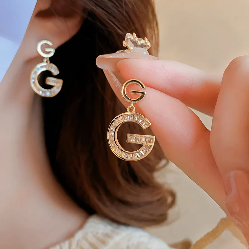 

French Retro-style Zircon Letter Earrings, High-end Girl Earrings, Anti-allergy, Versatile, Exquisite and Light Luxury Earrings