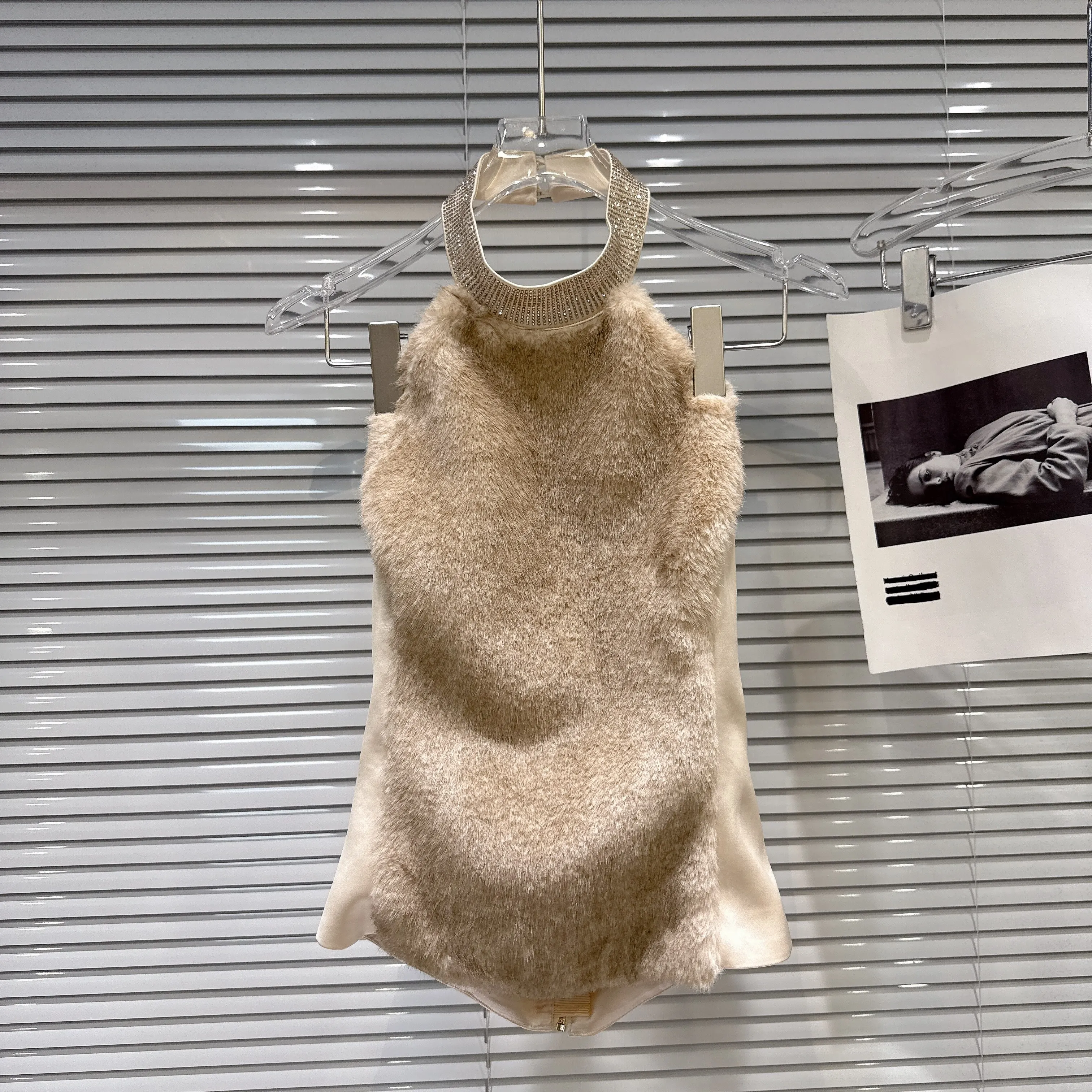 

Новое поступление зимы 2025 года, легкий роскошный стиль знаменитостей, воротник со стразами, лоскутный топ из искусственного меха с открытой спиной и лямкой на бретельках