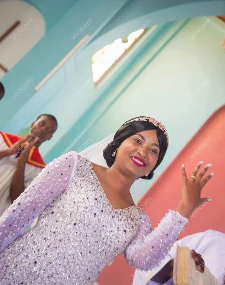 Maßgeschneiderte V-Ausschnitt schwere Kristalle Perlen Meerjungfrau schwarze Mädchen Brautkleider Sweep Zug lange Ärmel Garten Brautkleid