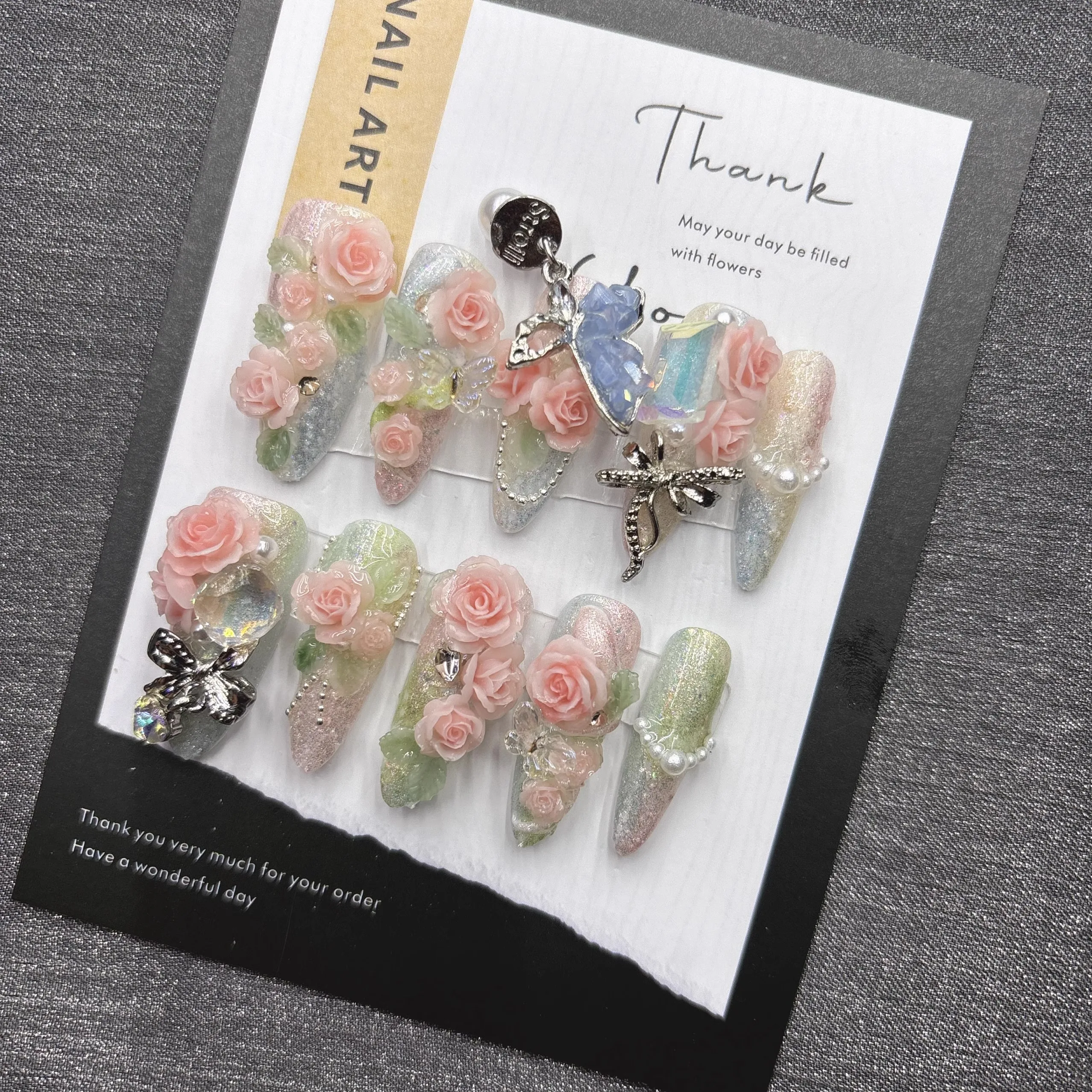 甘い花プレス爪ピンクローズ蝶偽爪女性のためのエレガントなパールラインストーンパーティーネイルグラマラス再利用可能な