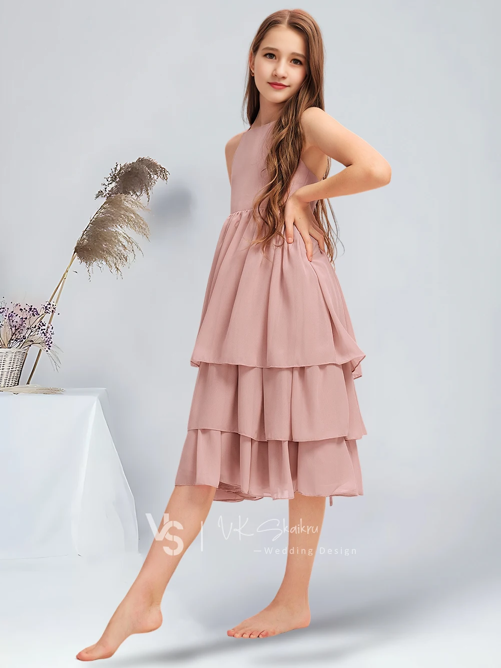 A linha colher na altura do joelho chiffon júnior vestido de dama de honra com babados em cascata empoeirado rosa vestido da menina de flor para adolescentes de casamento