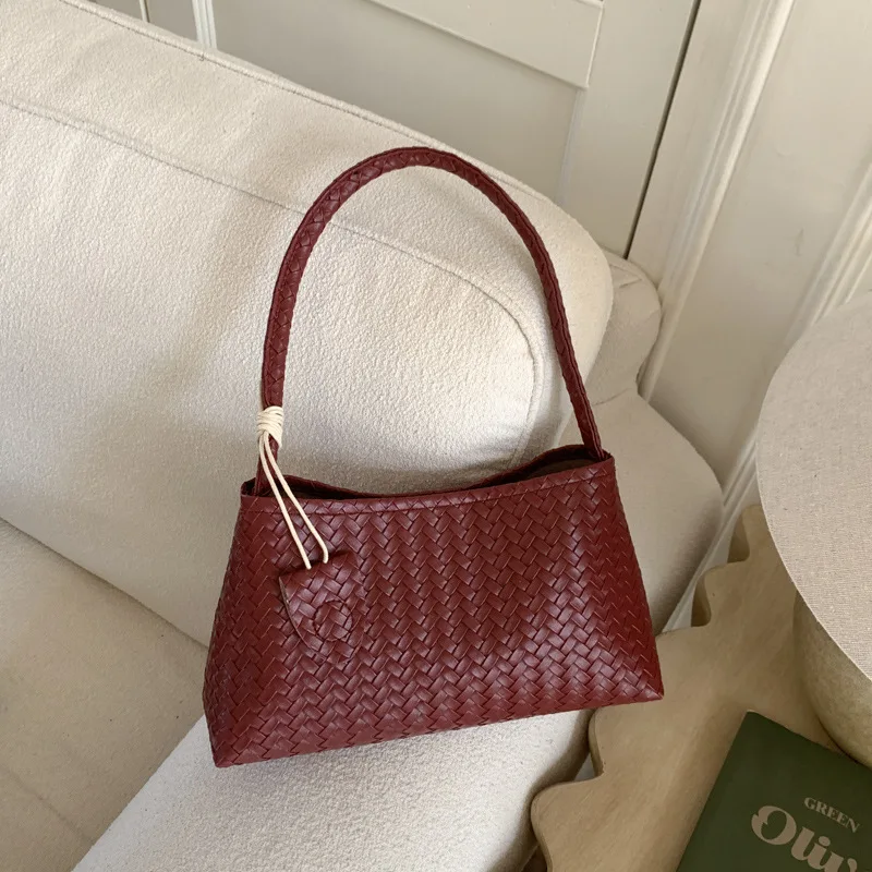 

2026 New trendy and individualistic shoulder bag for autumn and winter fashionable casual bag niche underarm bag for women