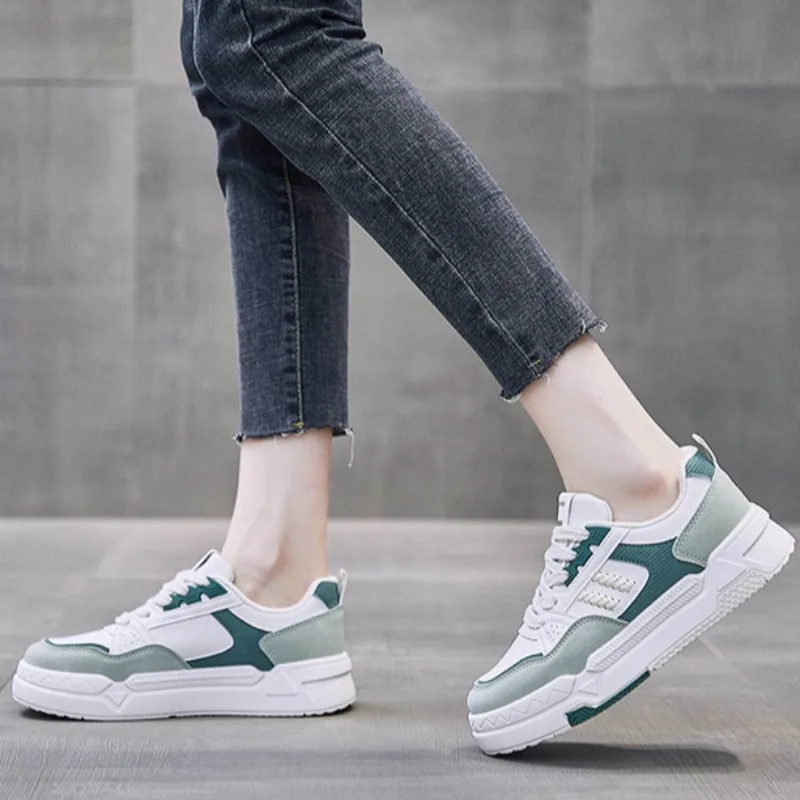 Sepatu wanita Sneakers kasual merek mewah kualitas tinggi untuk wanita sepatu wanita diskon besar-besaran sepatu putih kecil Chunky sepatu olahraga Flat Mujer