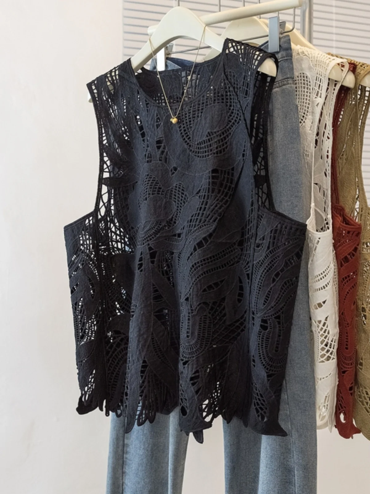 

Elegant Black Lace Hollow out Vest Women's Spring New plus Size Layering Top Commute Style round Neck Regular Length