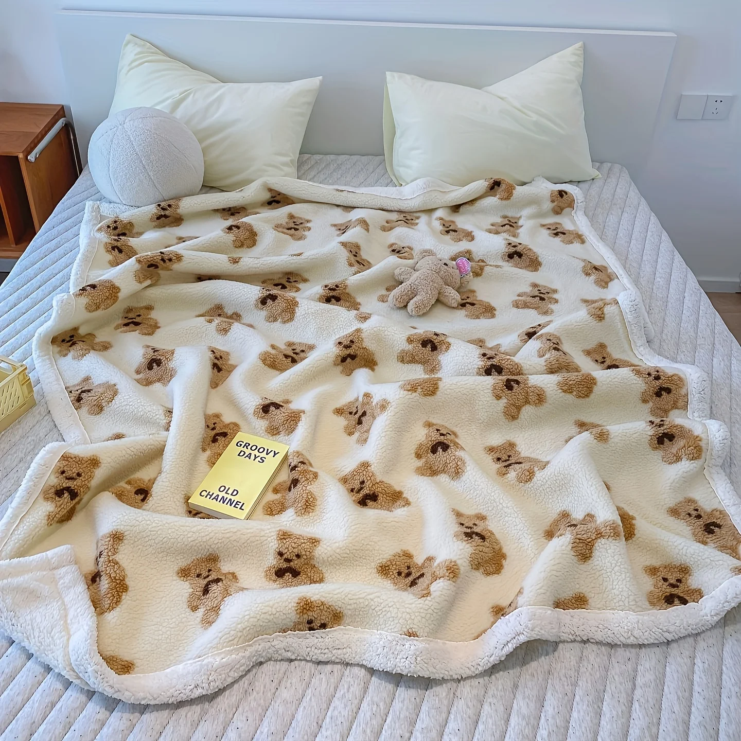 

Soft Coral Fleece Double-Layered Teddy Bear Plush Throw Blanket Machine Washable White with Brown Bear Pattern for Sofa Bed Naps
