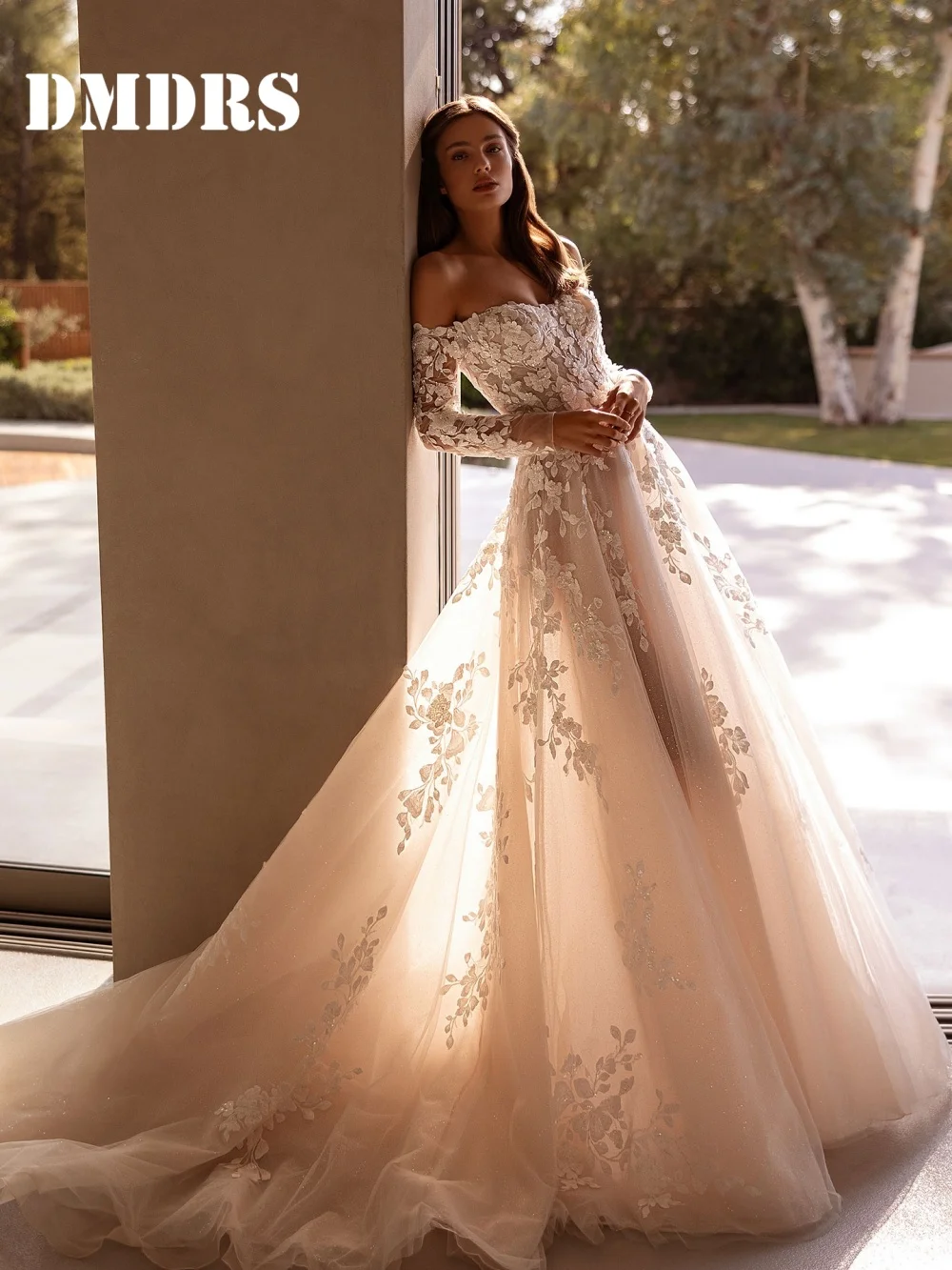 

Romantic Off-Shoulder Long-Sleeve Wedding Dresses Elegant Appliqué Bridal Gowns Formal Lace Floor-Length Wedding Gowns
