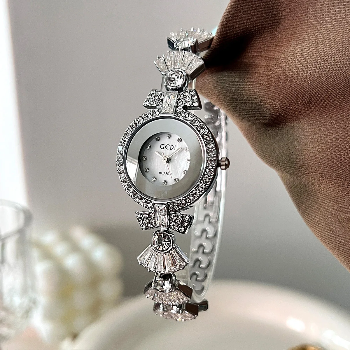 2026 Spring Hot-selling Diamond-encrusted Bow Bracelet Fashionable Simple Temperament Versatile Quartz Watch