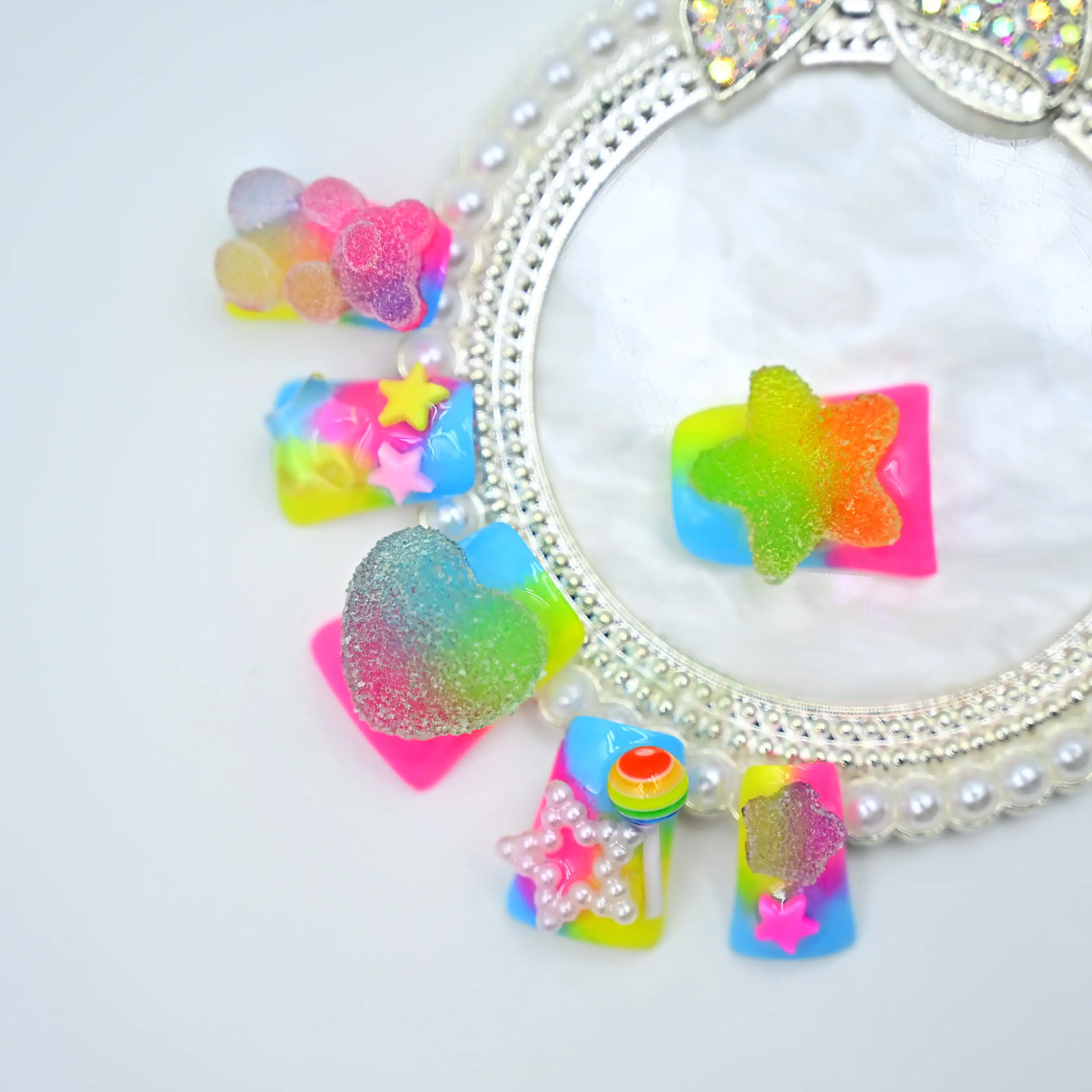 เล็บปลอมทำมือ สไตล์ลูกกวาดสุดฮิต ทรงปากเป็ดสั้น แฟชั่นหวานซ่อนเปรี้ยว