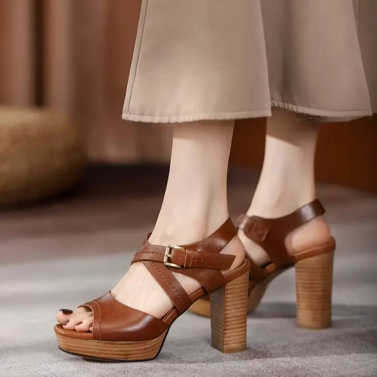 Sandalias de tacón alto para mujer, con suela de cuero de vaca y diseño de vetas de madera, con correa al tobillo y tacón grueso, y punta abierta.