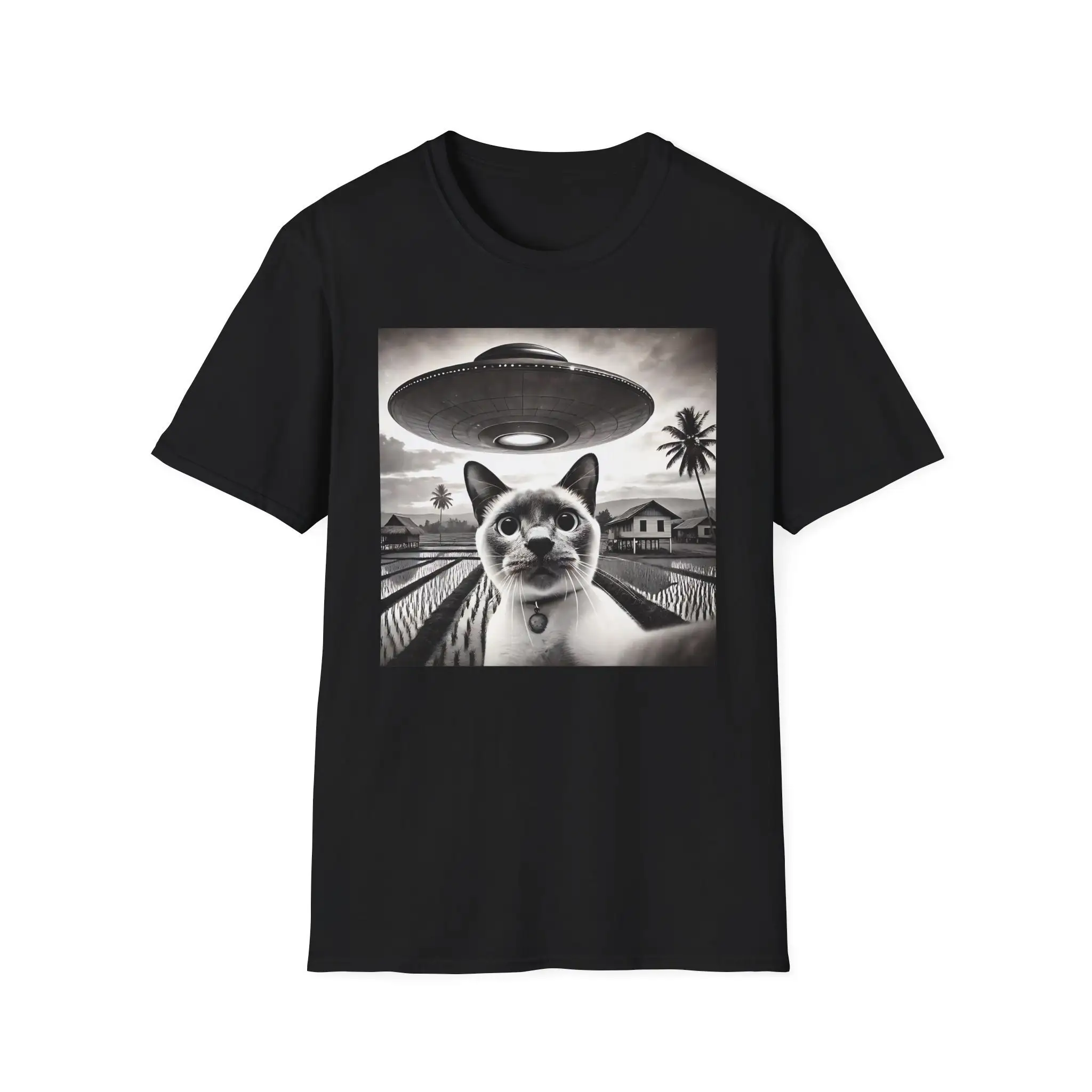 Funny Siamese Cat Selfie With Ufos Flying Saucer In Fields T Shirt