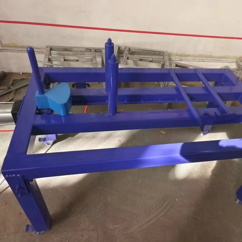 

Folding horizontal tire tread three-step machine