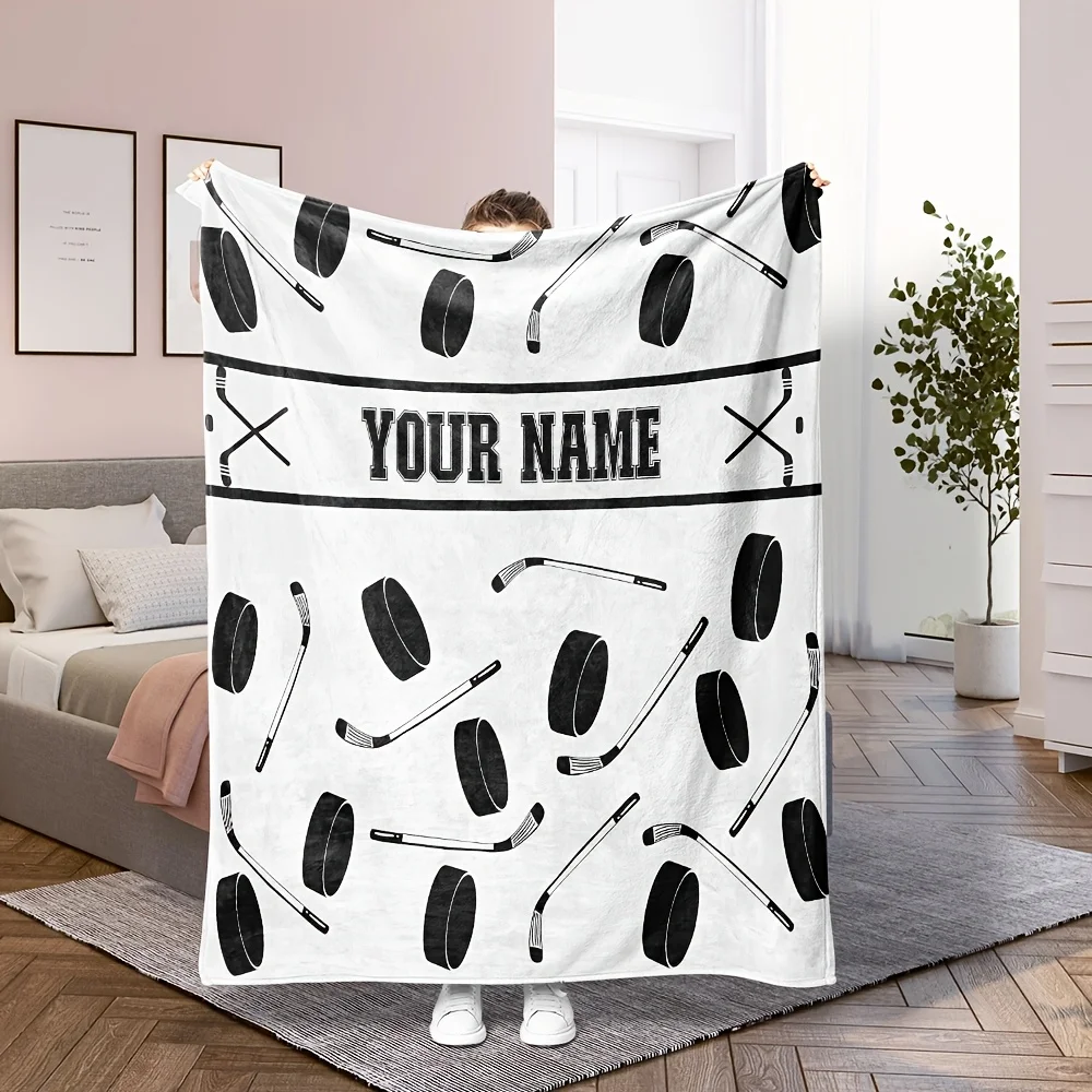 

Персонализированный хоккейный плед с рисунком шайб и клюшек, с именем на заказ, на белом фоне, из мягкого флиса, подарок для игроков