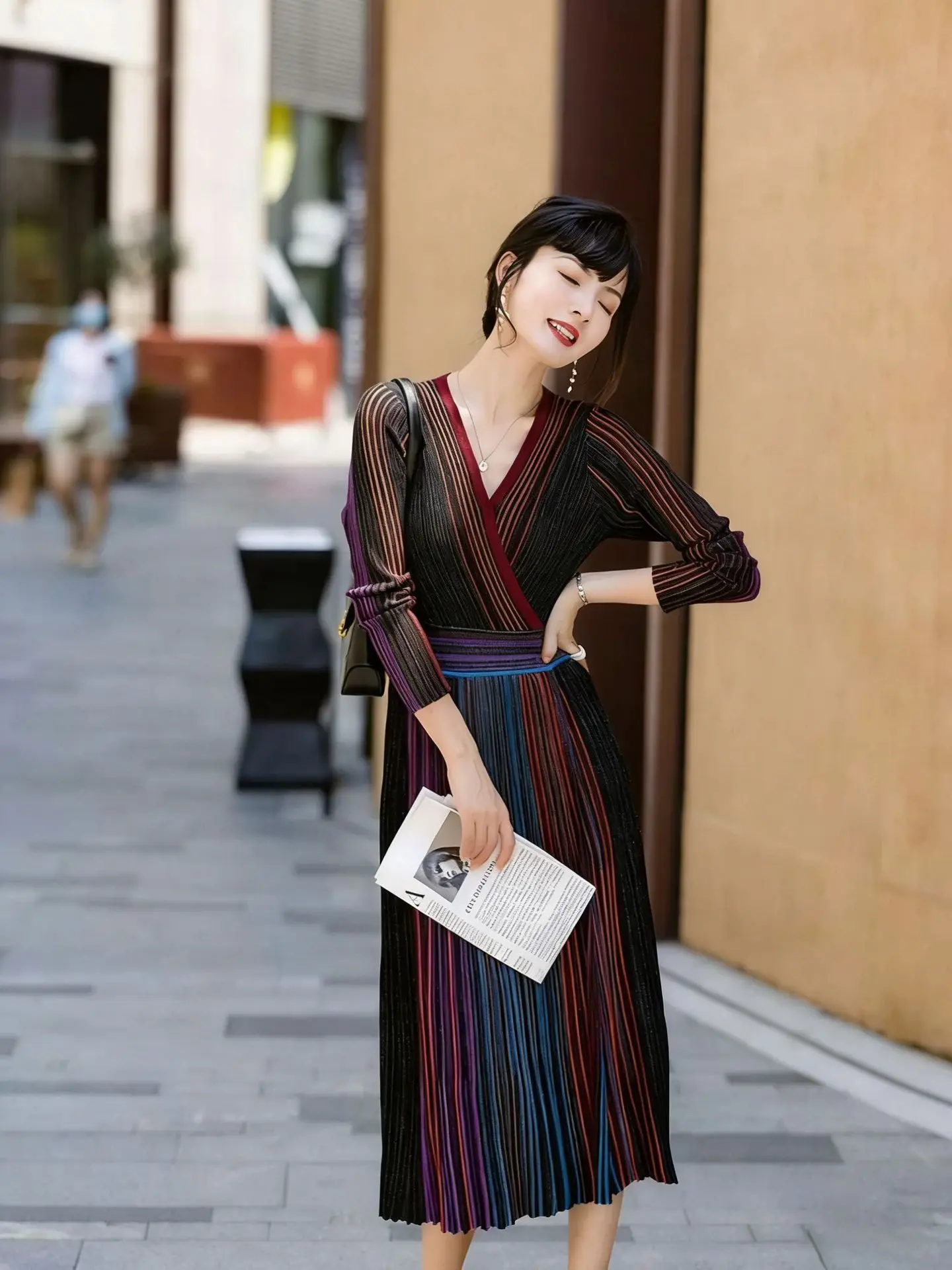 Pastellfarbenes Regenbogen-Gestreiftes Geripptes Strickkleid mit Überschnitt-V-Ausschnitt und Langen Ärmeln, Midi-Kleid, Weiches Wickelkleid, Romantisch-Chic, Trendig für Alltag und Dates 2026 – Detail 7