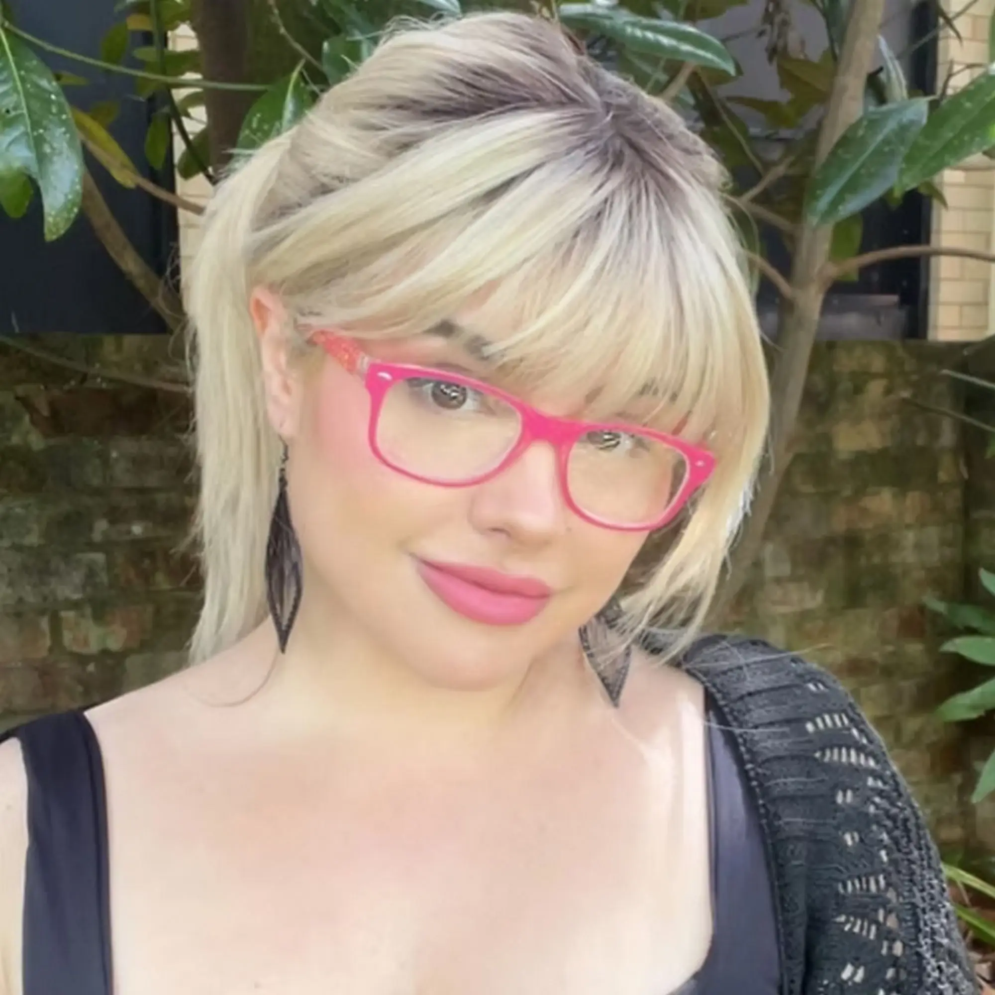 

Синтетический парик омбре светло-русого цвета с кружевной передней частью, прямой, с челкой-«завесой», до плеч, из термостойкого волокна, высокого качества