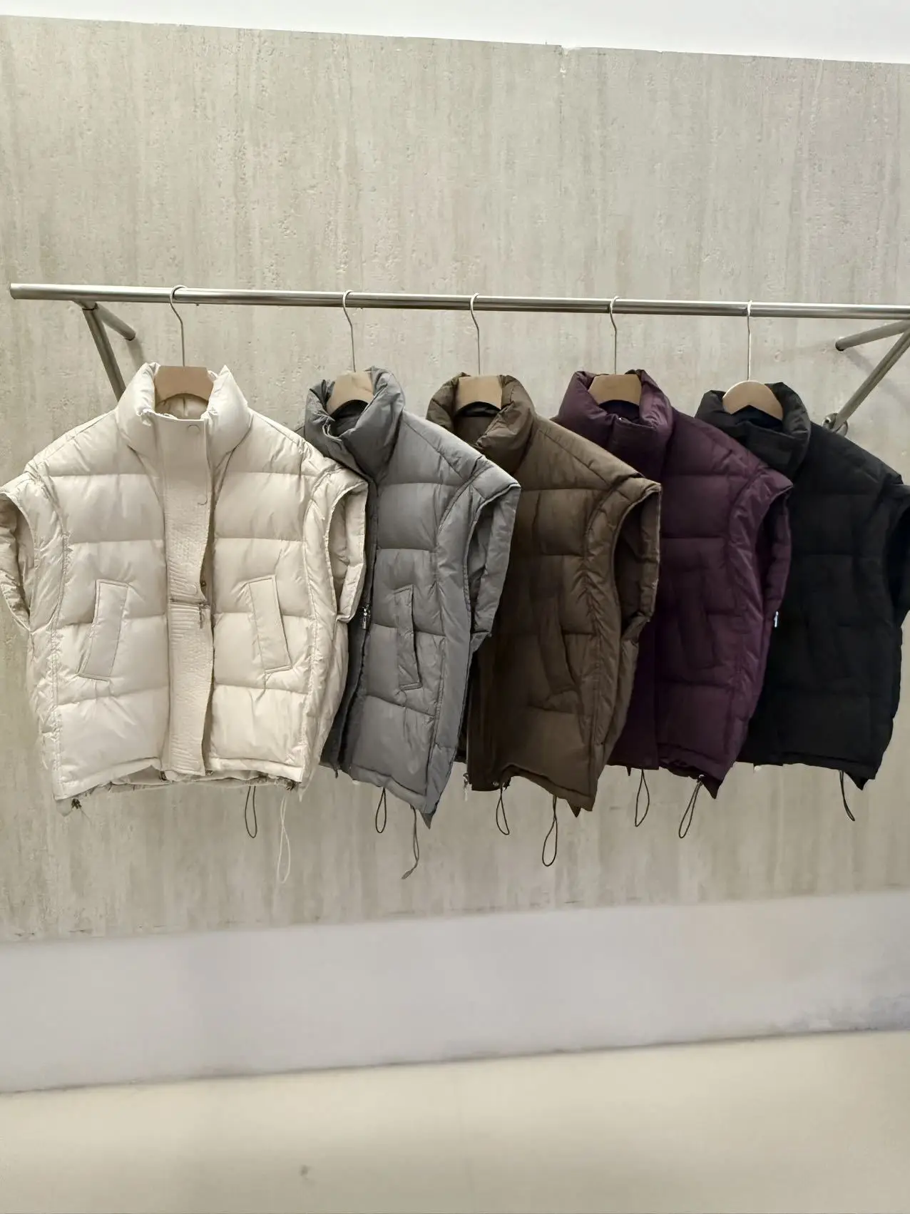 เสื้อกั๊กขนเป็ดสีขาวแบบใหม่ ดีไซน์ซิป แฟชั่นลำลอง คอตั้ง แขนกุด ทรงหลวม อุ่นสบาย สำหรับผู้หญิง