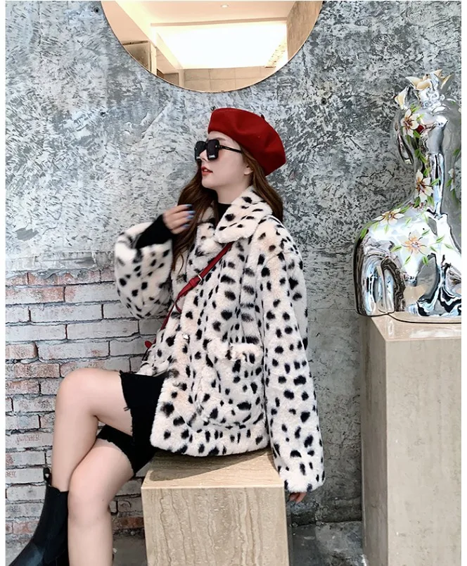 ตุ๊กตาเสื้อผู้หญิงสั้นฤดูหนาวใหม่เกาหลีรุ่นหลวมแกะกำมะหยี่ Faux Fur Leopard Fur Coat