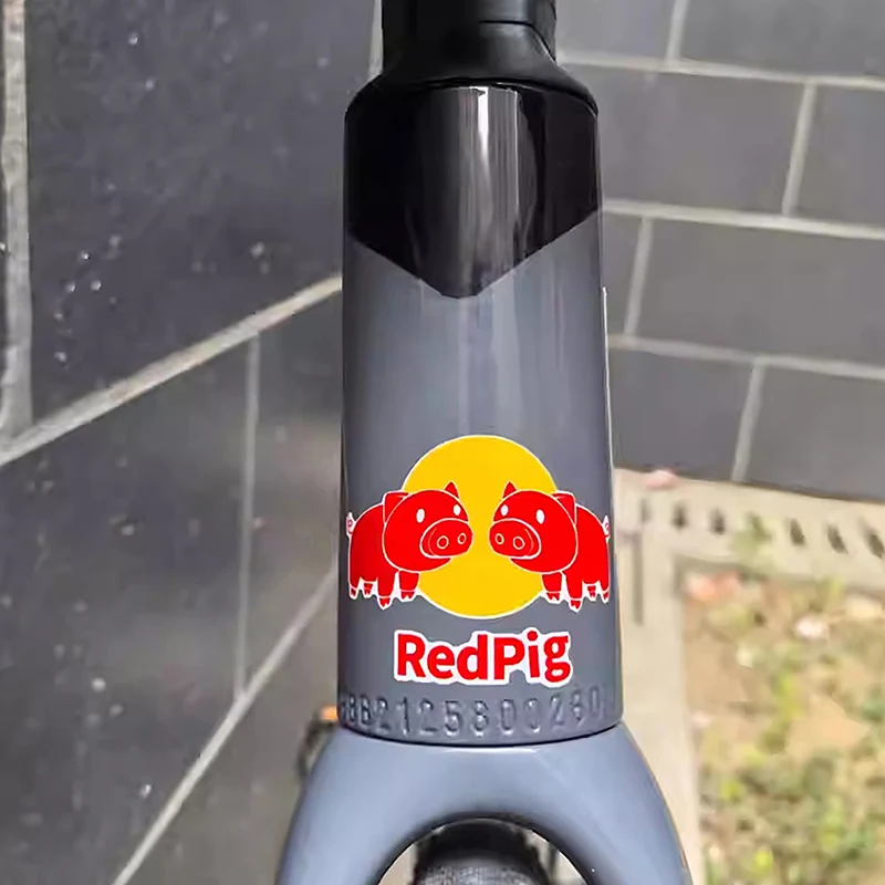 ملصقات مضحكة على شكل أنبوب رأس الدراجة، شارات زخرفية على شكل خنزير أحمر لخوذة مقود الدراجة، شارات أنبوبية علوية، ملصق فريق الدراجات #4