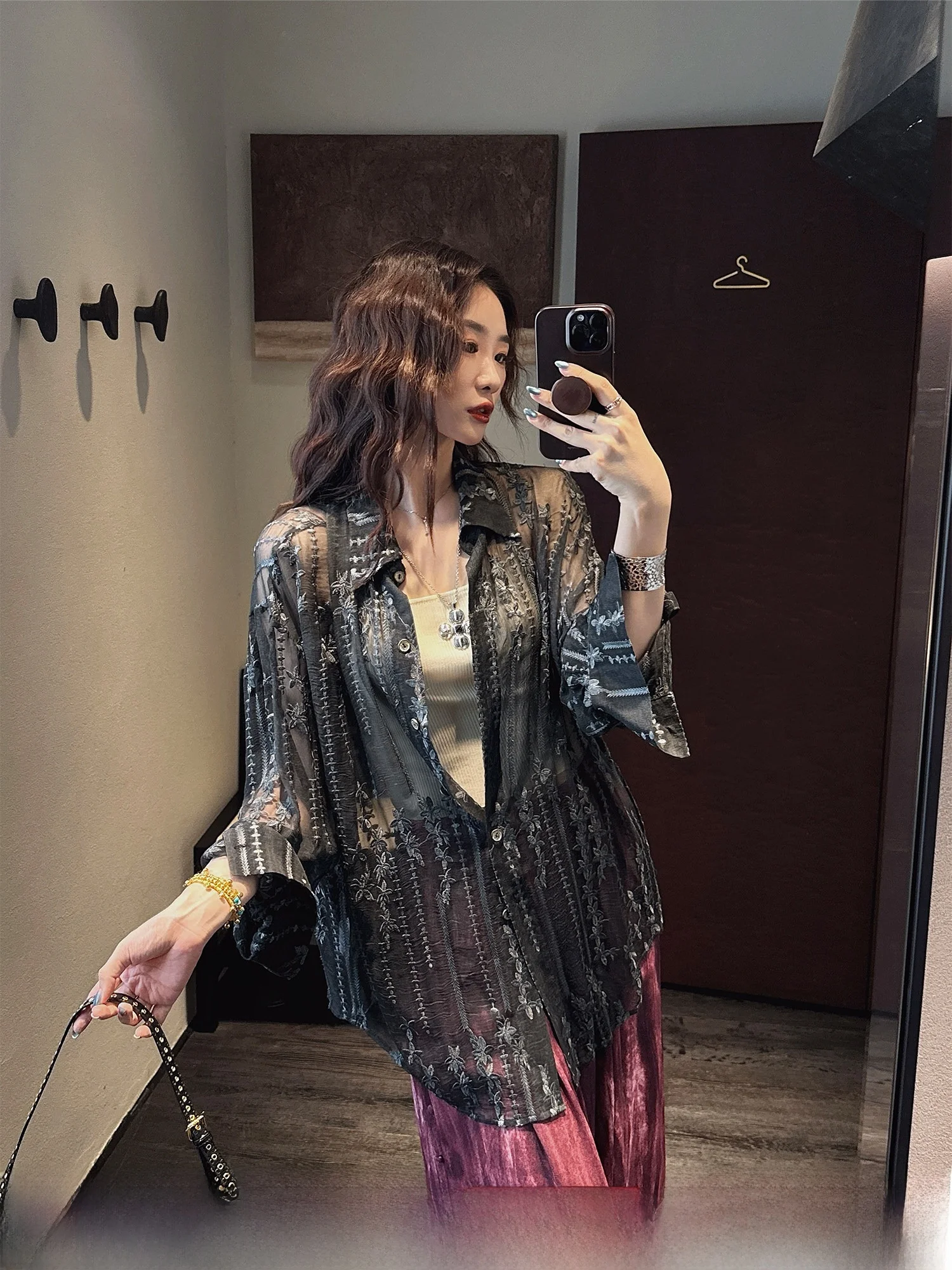 

Женская шелковая рубашка Sanji Bla с цветочной вышивкой, новинка 2025 года, простой повседневный стиль, свободный крой, ощущение прохлады, без рукавов, на пуговицах