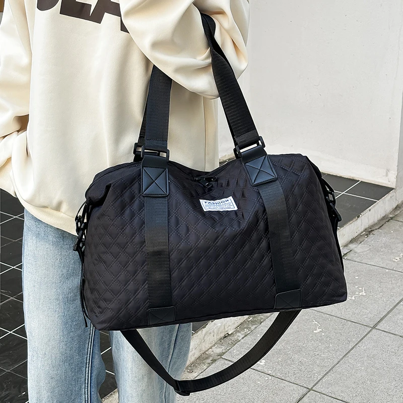 حقيبة ألوان محايدة للبدلة الرجالية والنسائية. مناسبة للتصوير الفوتوغرافي للسفر. سعة كبيرة وعملية.