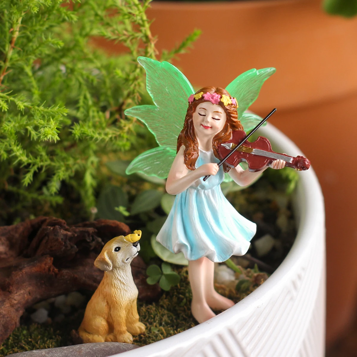 2 Stück Violinistin mit Hund, die sich an den Händen haltend, Garten-Bonsai-Dekoration, Fluoreszierende Geflügelte Fee, Kunstharz-Figuren
