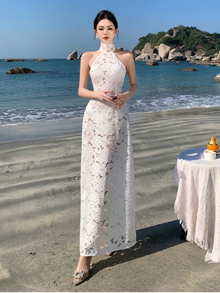 휴가 흰색 레이스 속이 빈 매달려 목 긴 드레스 섹시한 등이없는 디자인 스타일 2025 새로운 드레스