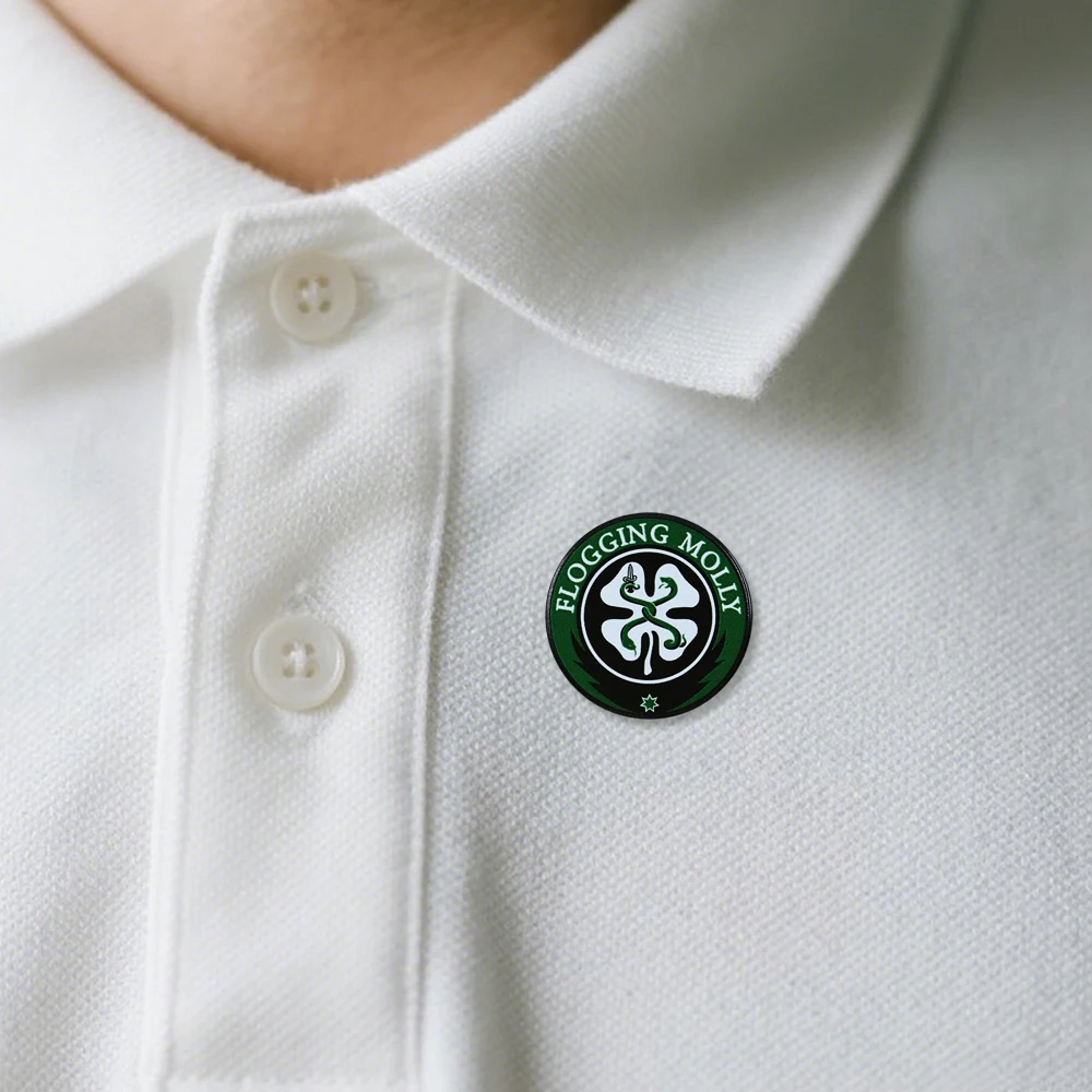 Vierblättriges Kleeblatt-Schlangen-Logo-Brosche, Flogging-Molly-Band-Abzeichen, Musik-Accessoire, runder Emaille-Anstecker, Band-Fans, Sammel-Anstecker, Dekoration – Detail 7
