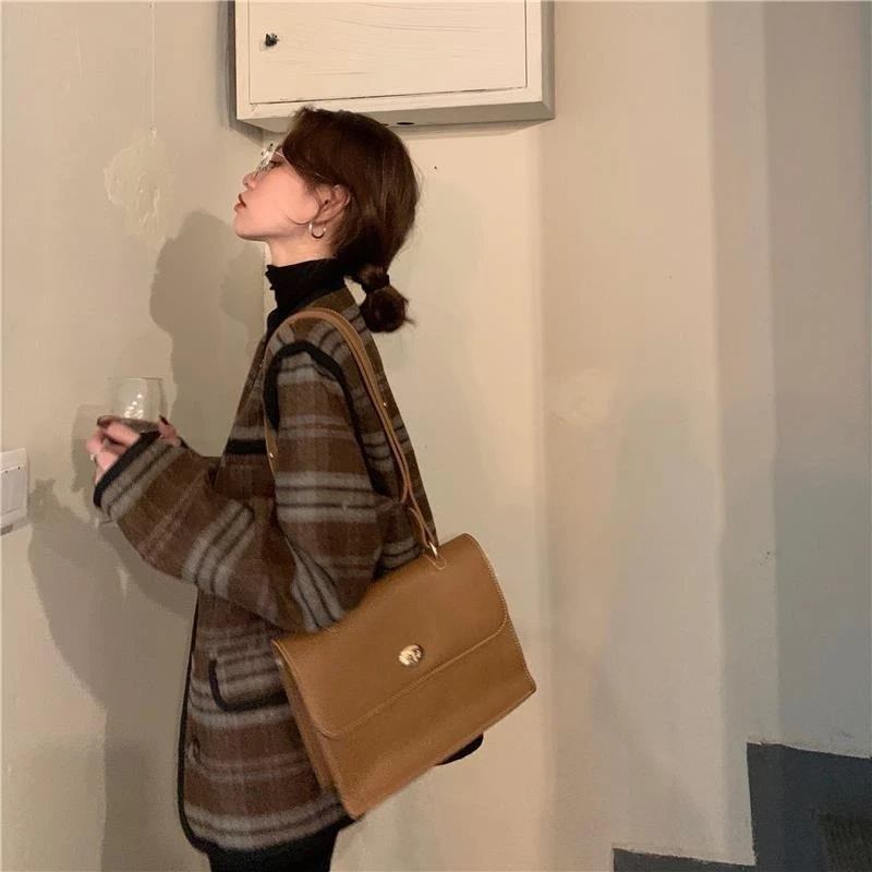 

2025 женское винтажное шерстяное пальто в клетку в гонконгском стиле, свободная посадка с v-образным вырезом, соленая модная теплая верхняя одежда с длинными рукавами