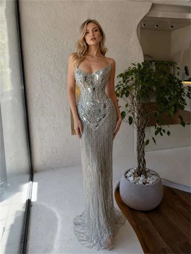 Vestido de fiesta largo de sirena con tirantes finos plateados y pedrería, con flecos, ajustado, brillante, para noche o boda