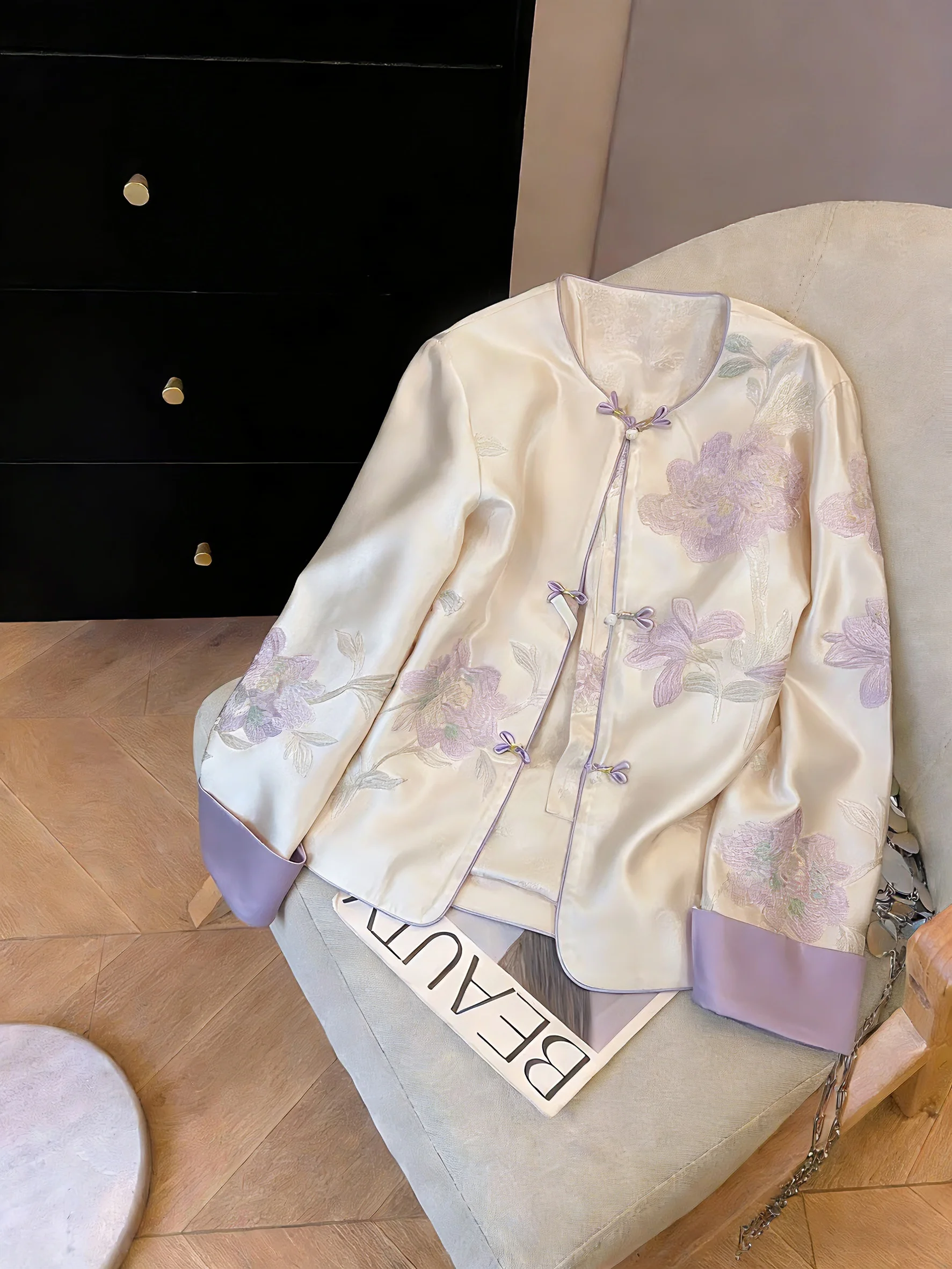 

Новая китайская женская блузка из атласа с тяжелой вышивкой, улучшенный дизайн в стиле тан, на пуговицах, для весны и осени