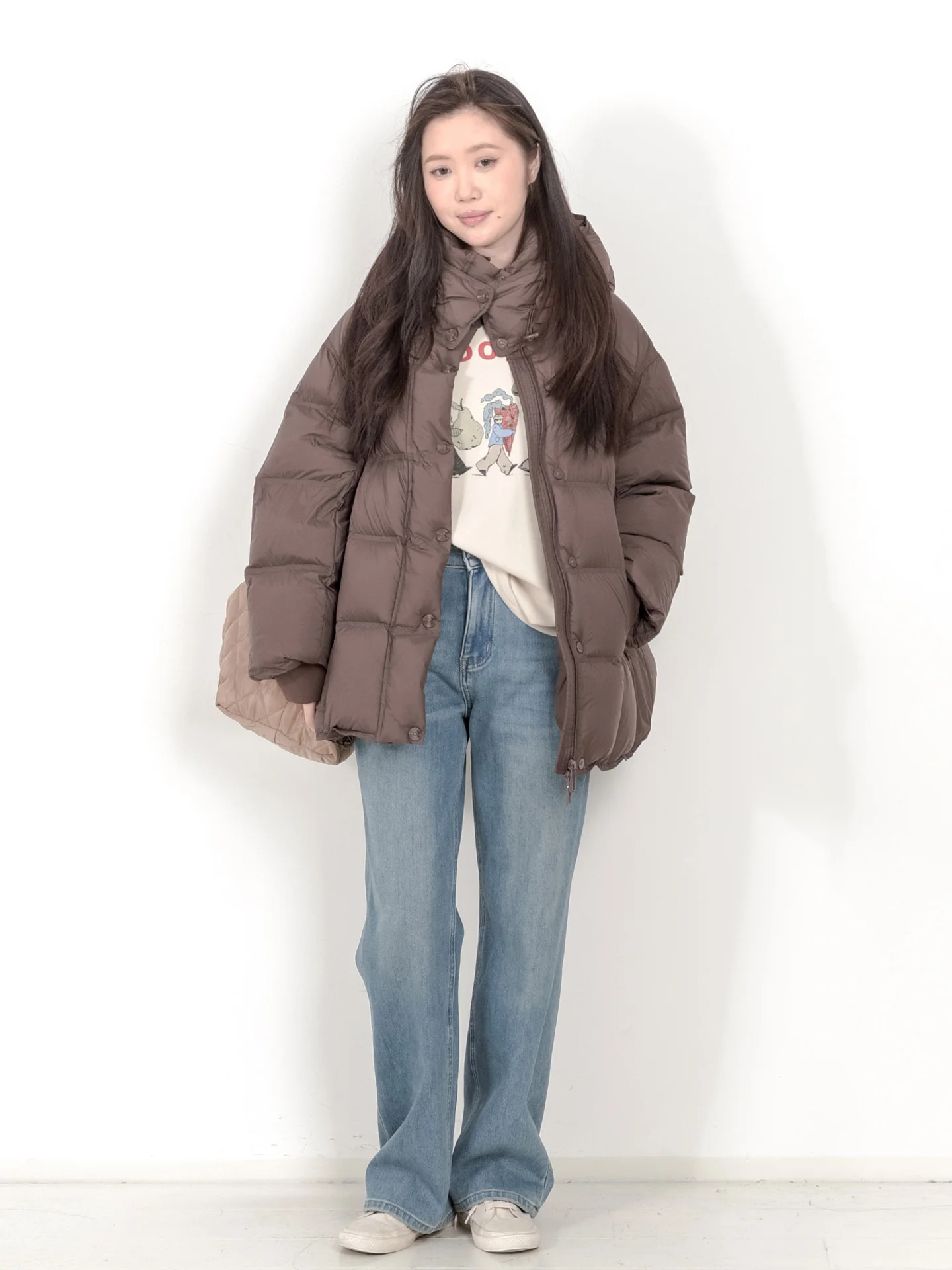 

Зимнее винтажное свободное женское пуховое пальто средней длины, белое, однотонное, с капюшоном, в художественном простом стиле