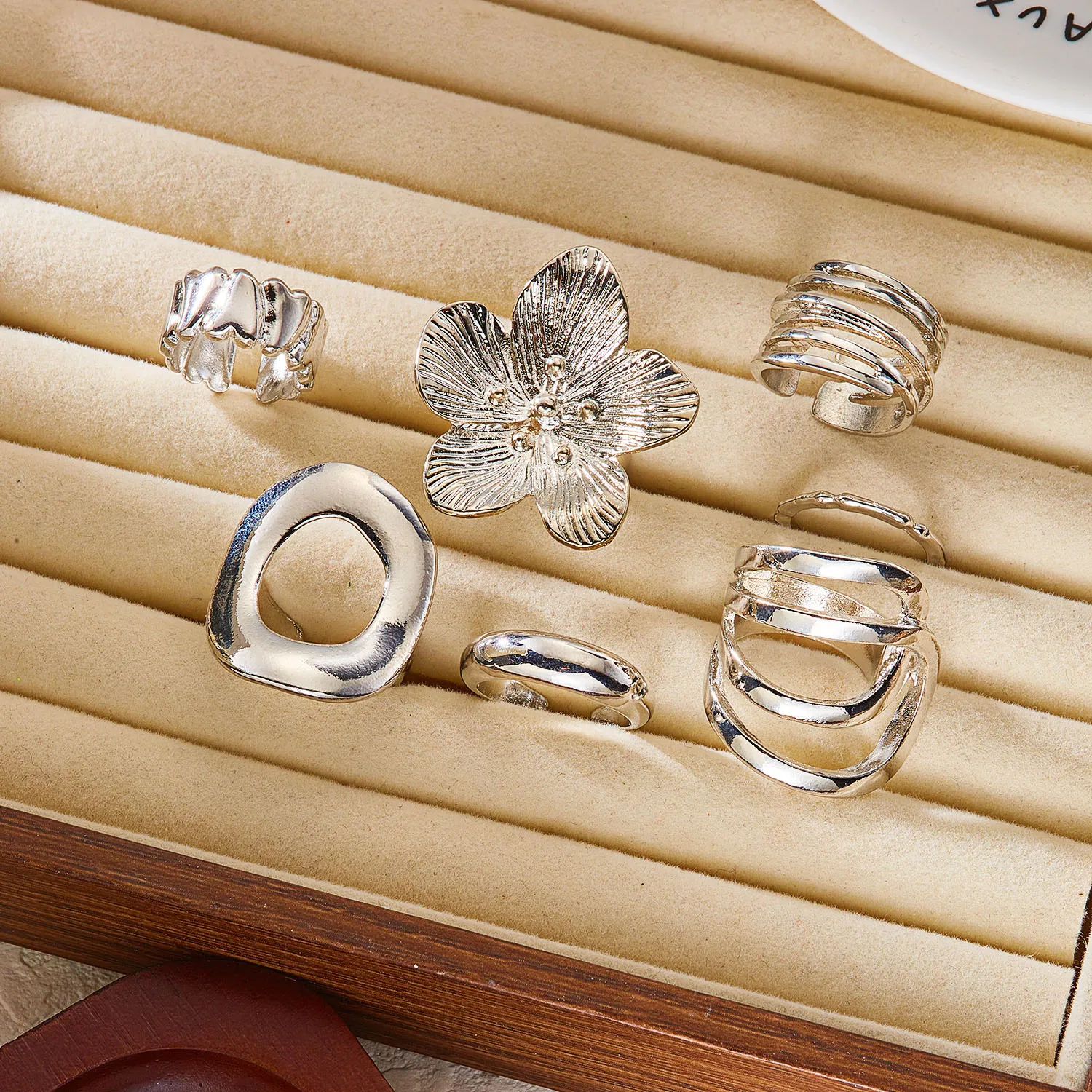 Retro Flower Rhinestone Portrait Ring Set for Women Detailed Imitation Pearl Stackable Rings Party Jewelry Accessories