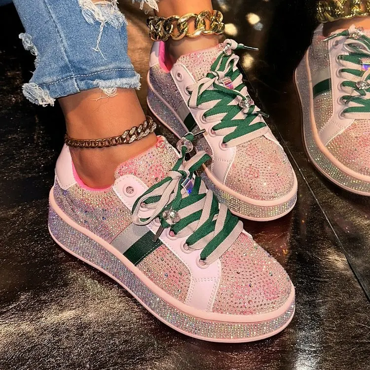 Scarpe sportive casual da donna in stile europeo con suola spessa di diamanti 2025 primavera nuove scarpe mocassini ricamate abbinate ai colori