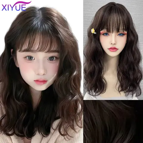 XIYUE 여성용 짧은 물결 모양의 밥 가발 자연 블랙 밥 소녀를위한 앞머리가있는 천연 합성 가발 매일 코스프레 사용 내열성