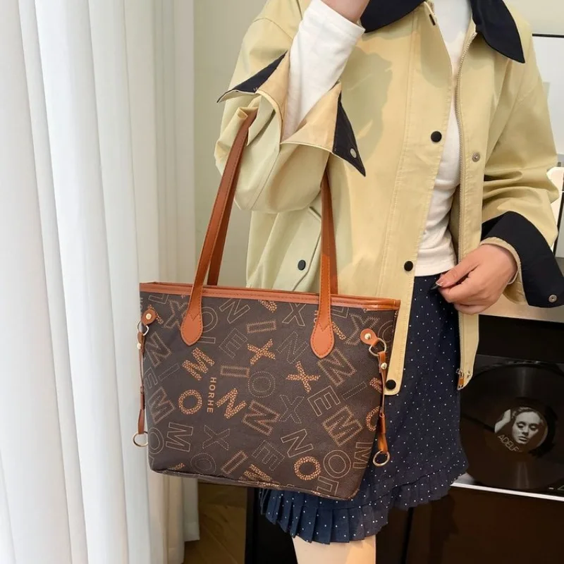 

New Women's Vintage Printed Tote Stylish Large-Capacity Embossed Bag, Lightweight Commuter Shoulder Handbag for Daily & Shopping