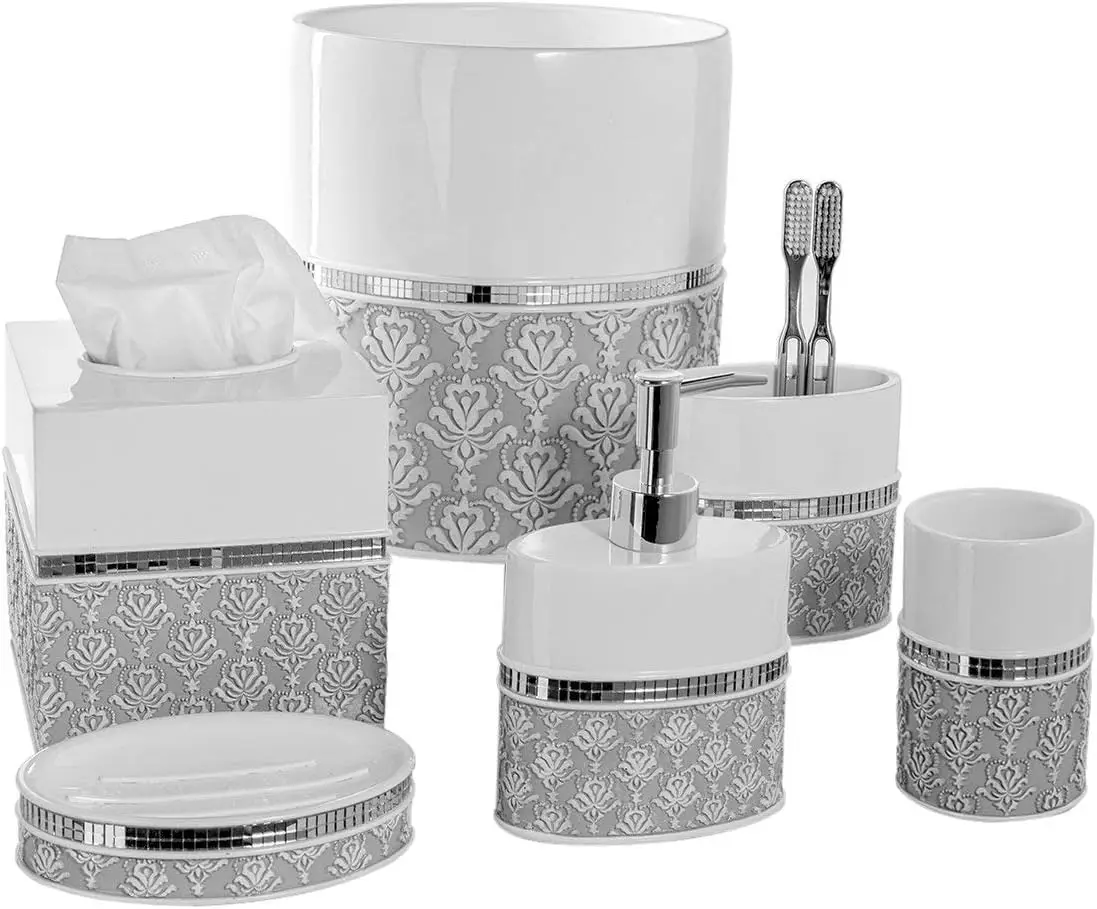 

Набор для ванной комнаты Damask White Gray - 6 предметов, включая мусорное ведро, коробку для салфеток, дозатор для мыла, подставку для стаканов, держатель для зубных щеток и стакан.