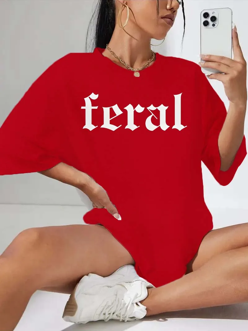 Koszulka Plus Size z grafiką \"Feral Letter\" dla bezproblemowej elegancji i modnej mody.