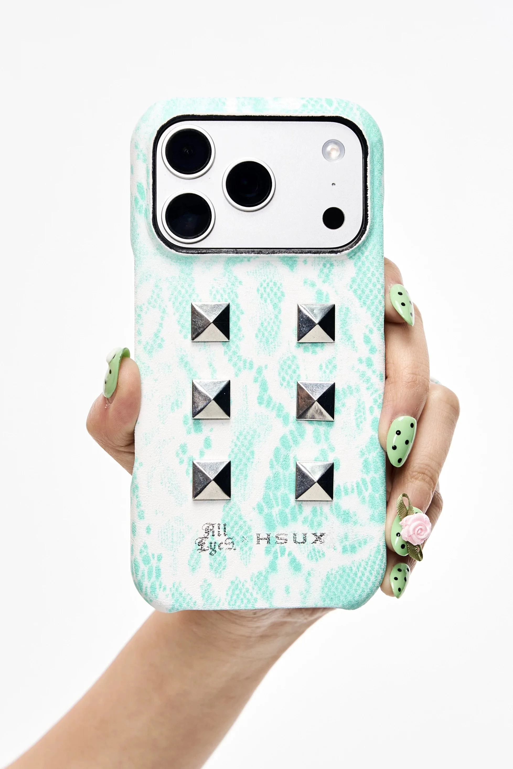 

Чехол для телефона из натуральной кожи с кружевным принтом и декоративными элементами, подходит для Apple iPhone.