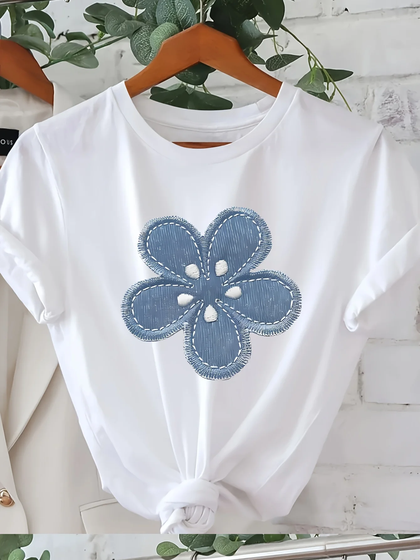 Camiseta con gráfico floral bordado Top de manga corta con cuello redondo y diseño de flores blancas y azulesamantes de la m