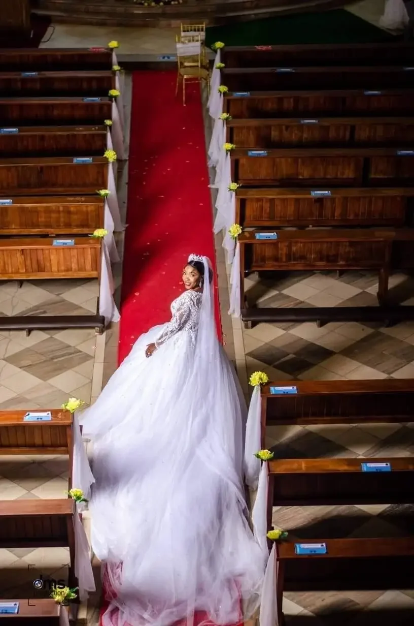 Abito da sposa di lusso personalizzato taglie forti Eleganti applicazioni in pizzo Cattedrale di cristallo che borda abiti da sposa da sposa