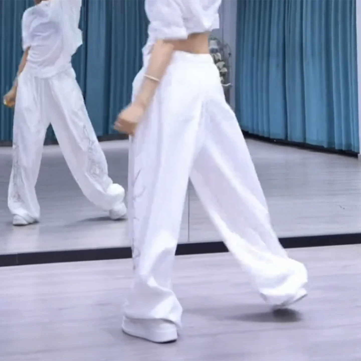 pantalon-de-danse-decontracte-ample-pour-femme-coupe-droite-a-jambe-large-taille-haute-style-sport-tendance-blanc-paillete-nouveaute-2026