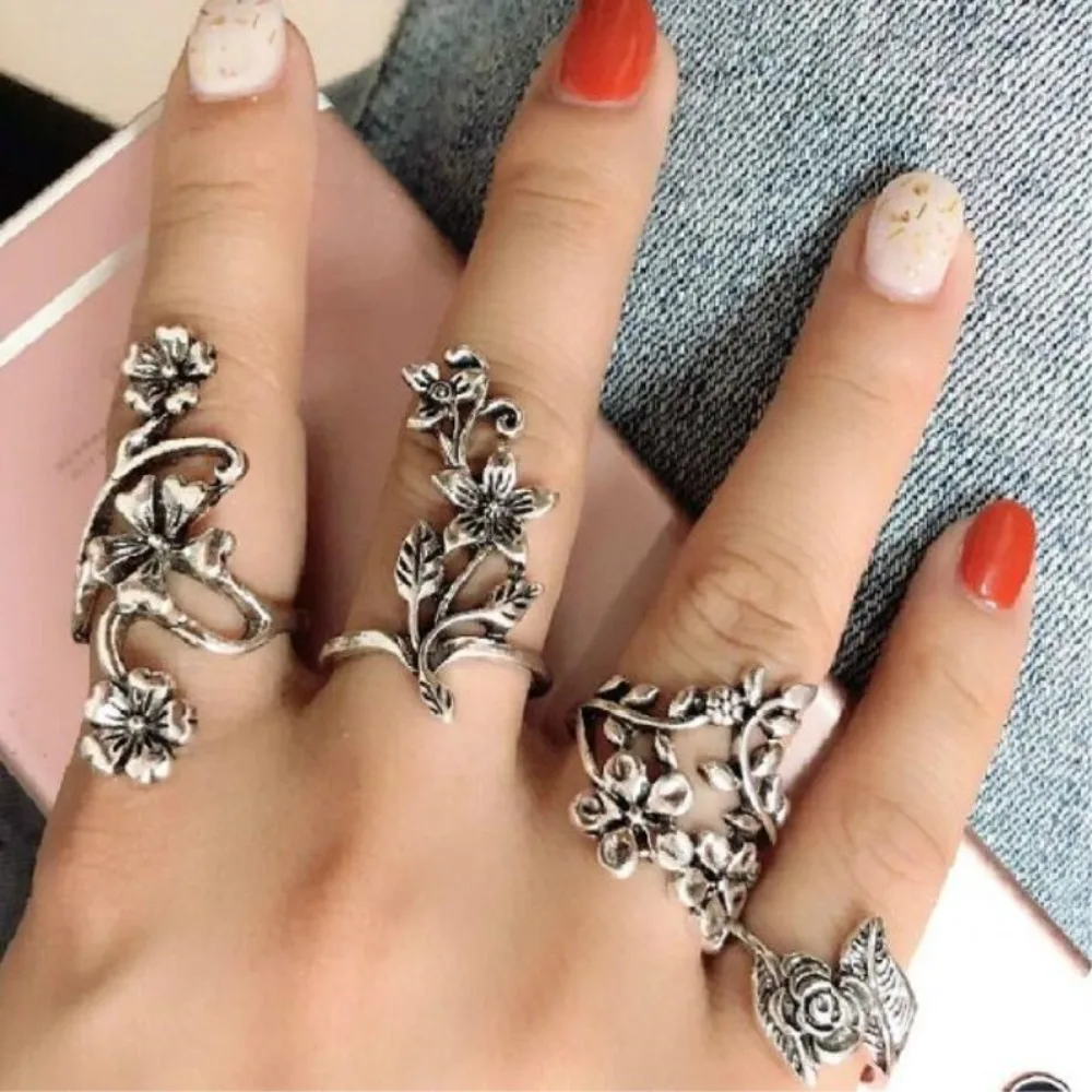 1set Fashionable and Unique Antique Silver Hollow-punched Engraved 4-piece Ring Set
