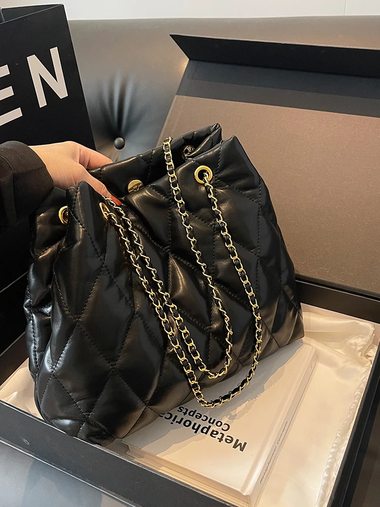 Classic Black PU Bucket Bag 2024 New Women\'s Large Capacity Magnetic Buckle Underarm Bags Fashion Versatile Commuting Handbag