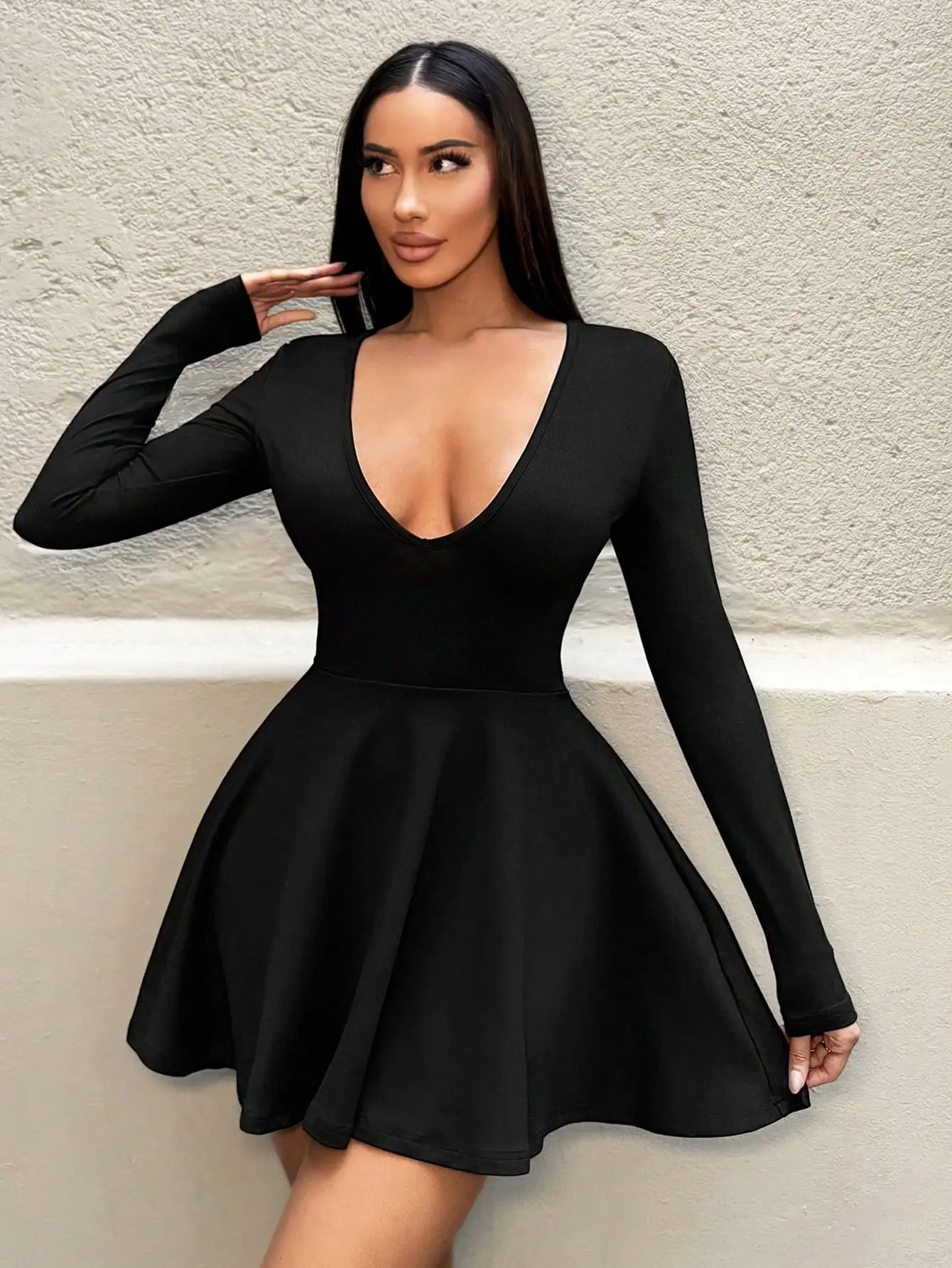 

Black V-Neck Long Sleeve A-Line Mini Dress with Pleated Hem