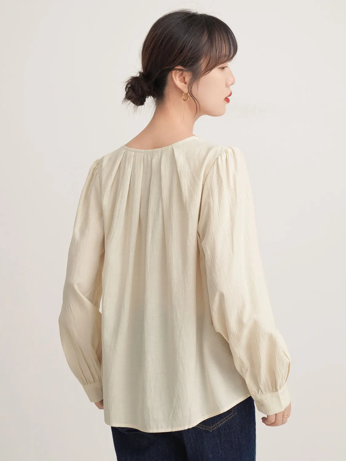Temperament French V-neck Shirt for Women Spring and Autumn New Pleated Long-sleeved Shirt Pullover Top
