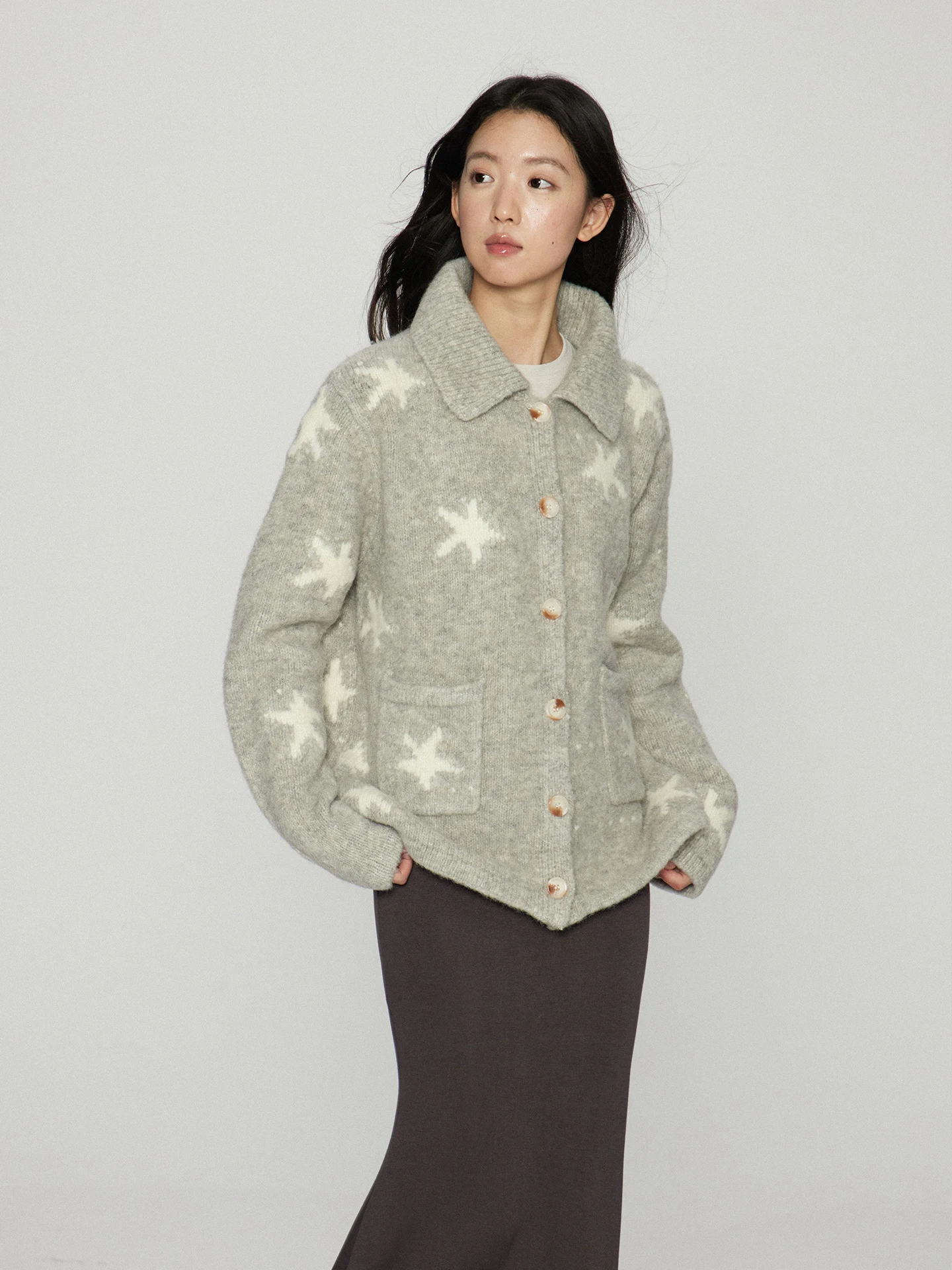 

Осенне-зимний женский вязаный свитер в корейском стиле с принтом звезд, отложным воротником и длинными рукавами, свободный кардиган-пальто