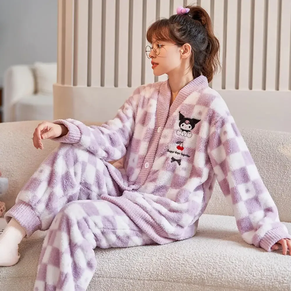 

Kawaii Kuromi 2 шт. женский плюшевый пижамный костюм Sanrio мультфильм Pompompurin Cinnamoroll зимний утепленный v-образный вырез коралловый бархат домашняя одежда