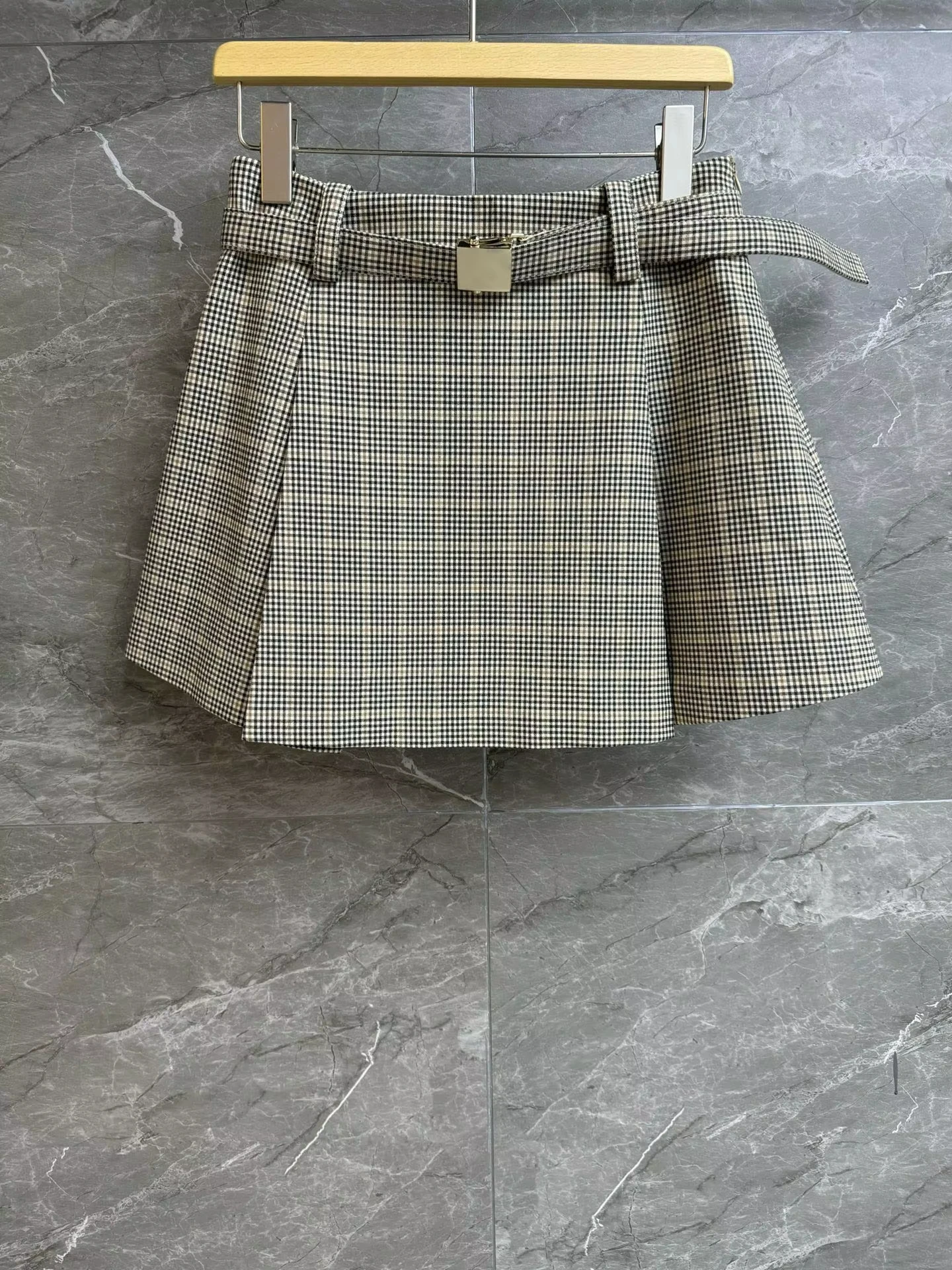 

Designer Brand Collection Metal Buckle Cloth Belt Decoration Retro Grid High Waist A-line Short Skirt High Fashion Girl Style