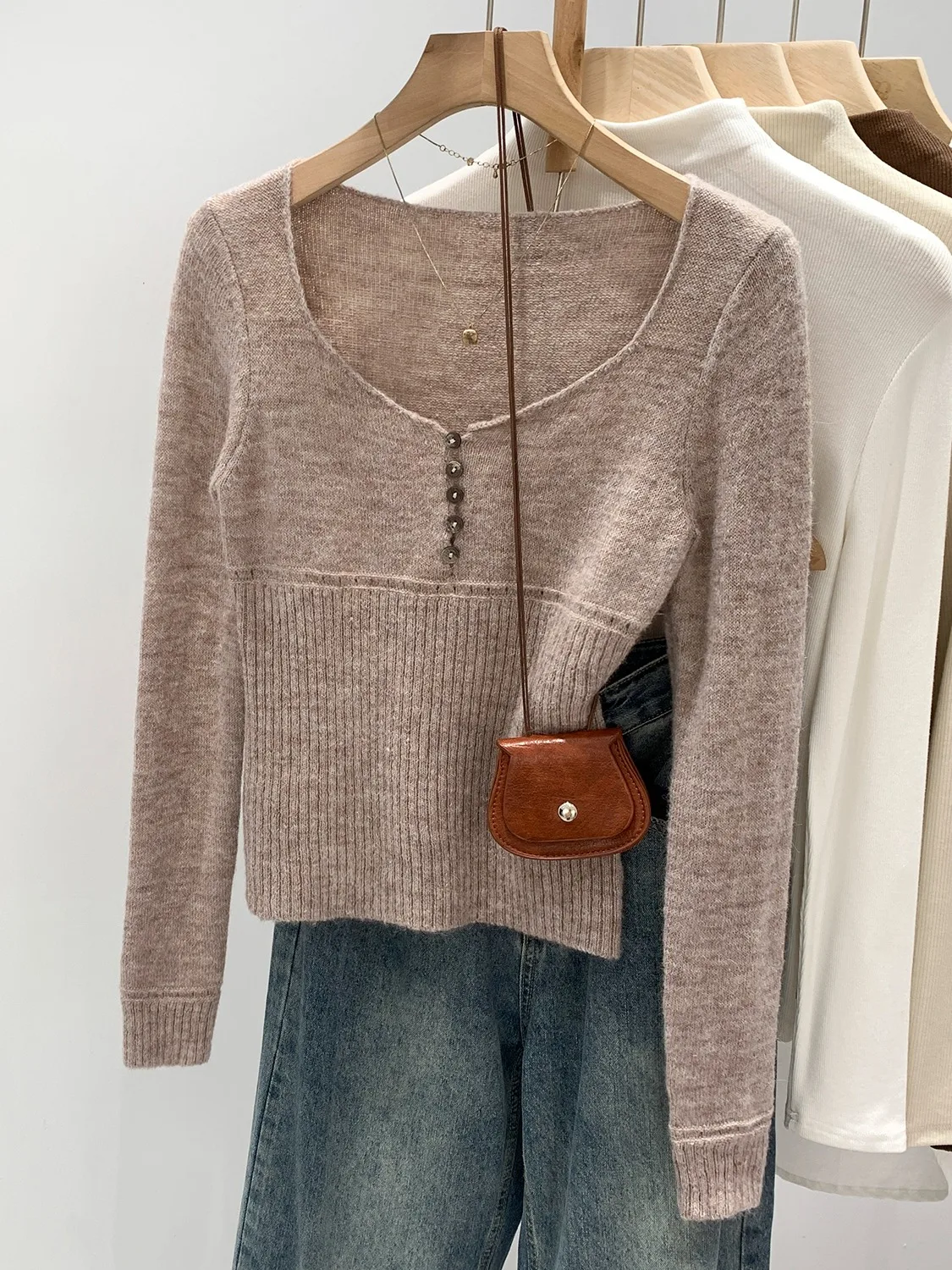 เสื้อสเวตเตอร์ถักไหมพรมผู้หญิงทรงวี ดีไซน์เก๋ กระชับเอว ใส่เป็นเสื้อตัวในหรือเสื้อตัวนอกได้ เหมาะสำหรับฤดูหนาว สไตล์เกาหลี แขนยาว